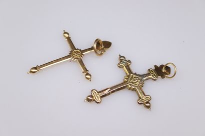 null Yellow gold lot including : 
- an 18k (750) yellow gold lanceolate cross pendant...
