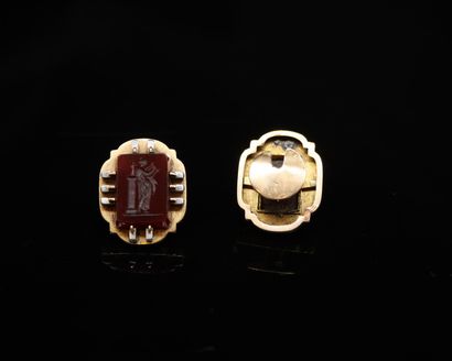 null Pair of 18k (750) yellow gold and platinum cufflinks holding carnelian intaglios...