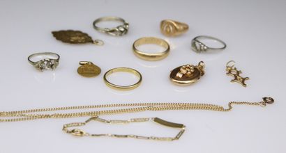 null Lot of 18k (750) gold and gold fragments including : 
- three pieces of ring...
