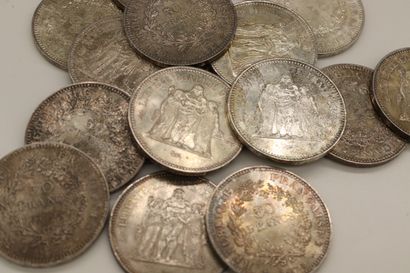 null Lot de dix-sept pièces en argent de 50 Francs Hercule.
Poids : 508.79 g.