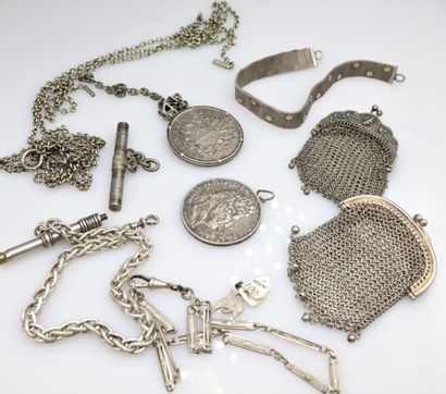 null Lot of silver including chains, coins, purses...
Gross weight : 230 g.