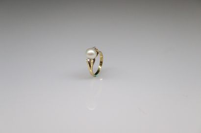 null 18k (750) yellow gold ring, set with a cultured pearl in the center, accompanied...