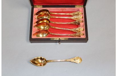null Six small spoons in silver and vermeil decorated with foliage.

Minerve hallmark

Weight...