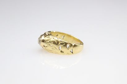 null Bague en or jaune 18k (750) à décor ciselé et ajouré et ornée d'un diamant taille...