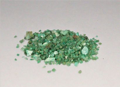 null Lot of rough emeralds on paper, various sizes. 
Weight : 350 cts.