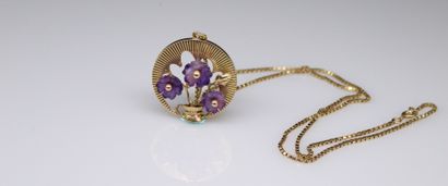 null Necklace in yellow gold 18k (750) and its pendant decorated with a flowering...
