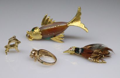 null Lot of fancy jewelry representing animals in gold metal including a fish pendant,...