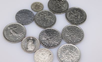 null Lot de pièces en argent comprenant : 
- 7 x 5Francs Semeuses (3x1971; 2x1972;...