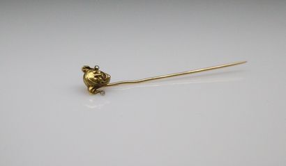 null Tie pin in 18k (750) yellow gold decorated with a "King's fool" head.
L.: 7...