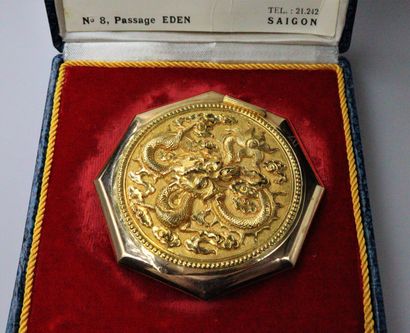 null Octagonal poudrier in 18k (750) yellow gold, the lid decorated with a dragon...