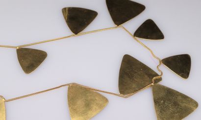 null VAN DER STRAETEN (1965 -) 
Necklace in gilded metal holding 10 triangular pendants...