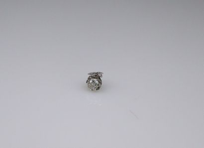 null Pendentif en or gris 18k (750) stylisant une fleur, orné d'un diamant d'environ...