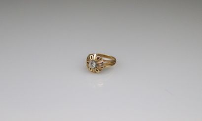 null Ring in 18k (750) yellow gold forming a flower with a diamond in its center....