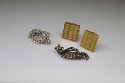 null Set of three costume jewelry :
- a pair of square section earrings in gold metal,...