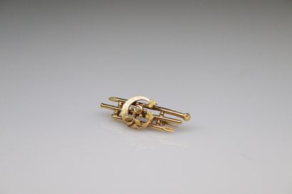 null Brooch in 18k yellow gold (780), representing a crescent moon motif covered...