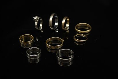 null Lot of seven wedding rings and two rings in 18k (750) yellow and white gold,...