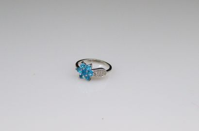null Silver ring 925° with a flower design composed of round bright blue appatites....