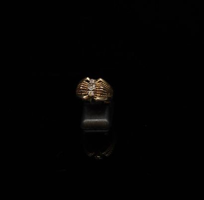 null Bague en or jaune 18k (750) ornée de trois diamants tailles modernes.
Tour de...