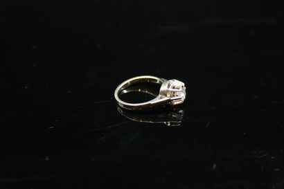 null Solitaire en or gris 18k (750) et platine orné d'un diamant d'environ 0.25 carat.
Tour...
