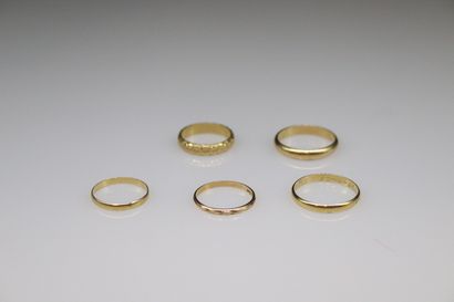 null Lot of five wedding rings in 18k (750) gold,
Finger size : 51,5 - 52- 53,5-...