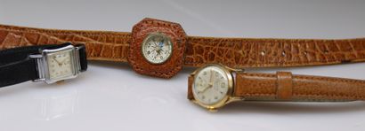 null Lot of two ladies' watches including: 
- LIP, square metal case with cream background...
