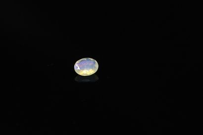 Opale facettée ovale sur papier. 
Poids :...
