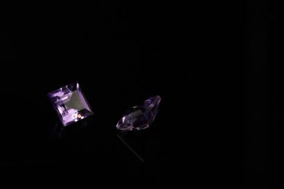 null Pair of square amethysts on paper. 
Total weight : 6.69 cts.

Average size :...