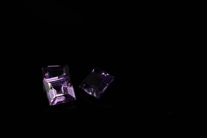null Mixture of three square amethysts with sharp sides on paper. 
Total weight :...