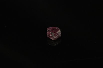 null Brut de rubis sur papier. 
Poids : 11mm x 10mm