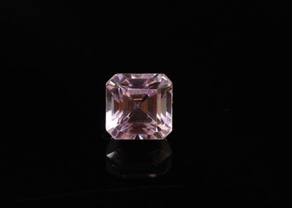 null Important kunzite with cut sides on paper. 
Probably Brazil. 

Weight : 15.20...
