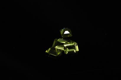 null Mixture of five peridots with sharp sides on paper. 
Total weight : 7.71 ct...