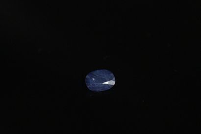 null Oval midnight blue sapphire on paper. 
Weight : 2.71 cts.