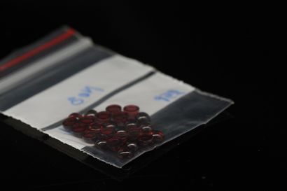 null Mixed of twenty five garnets cabochon on paper. 
Total weight : 10.90 cts. 
Average...
