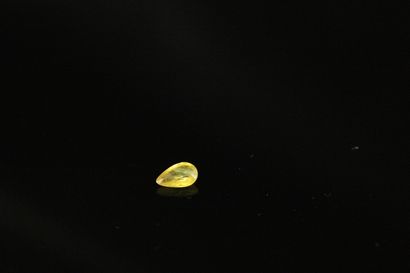 null Saphir jaune poire sur papier. 
Poids : 0.68 ct. 

Dimensions : 7mm x 4.3mm