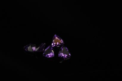 null Amethyst trillion on paper. 
Total weight : 4.67 ct
