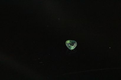 null Saphir coeur sur papier. 
Poids : 1.36 ct.