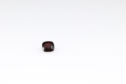 null Cushion garnet on paper. 
Weight : 2.85 cts.
