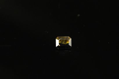 null Rare bicolored yellow and blue sapphire with cut sides on paper. 
Weight : 3.43...
