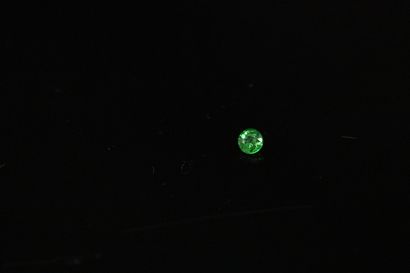 null Grenat tsavorite rond sur papier. 
poids : 0.40 ct. 

Diamètre : 4.3mm