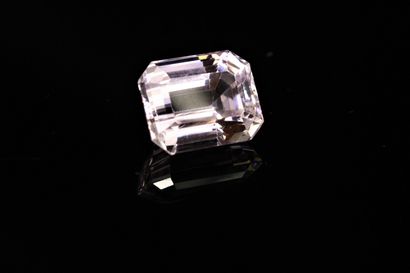 null Important kunzite with cut sides on paper. 
Weight : 35.96 cts.