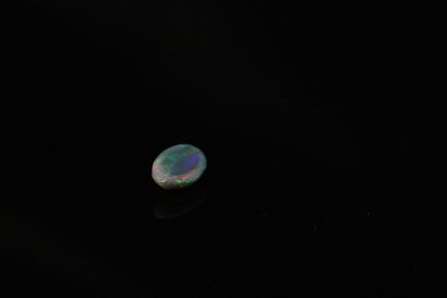 Opale facettée ovale sur papier. 
Poids :...