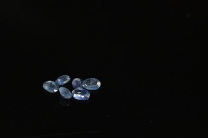 Mixture of six oval sapphires on paper. 
Total...
