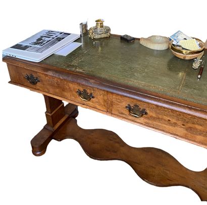 null Beau bureau anglais en bois de placage fin XIXe
Table d’entretoise chantournée...