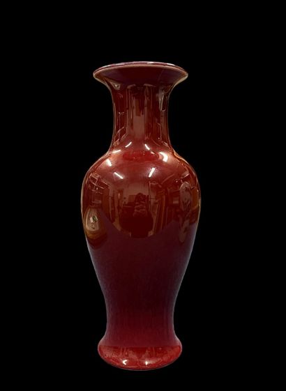 null Vase of baluster form out of porcelain with cover known as "blood of ox".
Apocryphal...