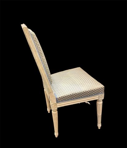 null Suite de dix chaises en bois peint blanc
Style Louis XVI