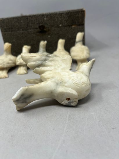 null Seven birds in alabaster, different sizes. Average length : 7 cm. Accidents...