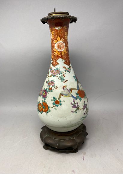 null CHINE 
Vase monté en lampe à décor émaillé de fleurs sur fond blanc reposant...