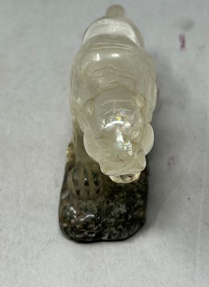 null Sujet en cristal de roche sculpté d'un tigre.
Chine, XXème
H. 7 - L. 13,5 c...
