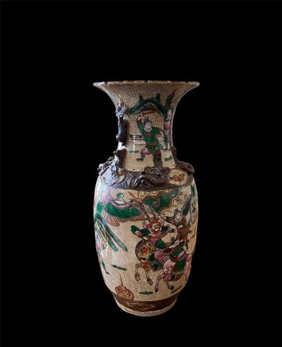null CHINE NANKIN
Vase en grès porcelaineux à décor de guerriers
Marque au dessous
44...