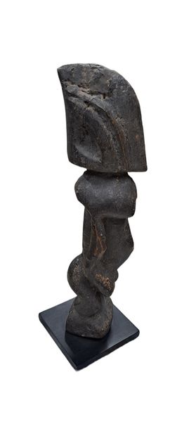 null Statuette en bois sculpté à patine noire représentant un personnage debout,...